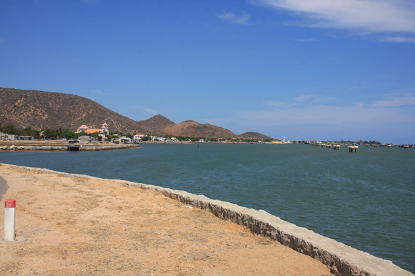 L&ecirc;n n&uacute;i Ch&uacute;a đi biển B&igrave;nh Ti&ecirc;n ở Ninh Thuận 